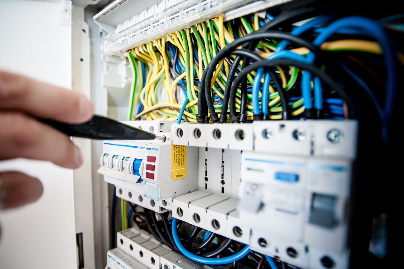 Cuadro eléctrico abierto con los magnetotérmicos y el cableado a la vista